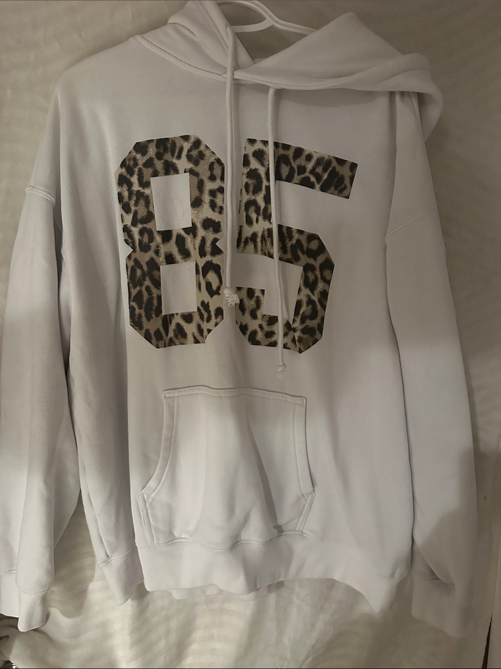 Ardene White Hoodie with Leopard '85' Graphic